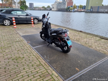 Kymco People S zwart